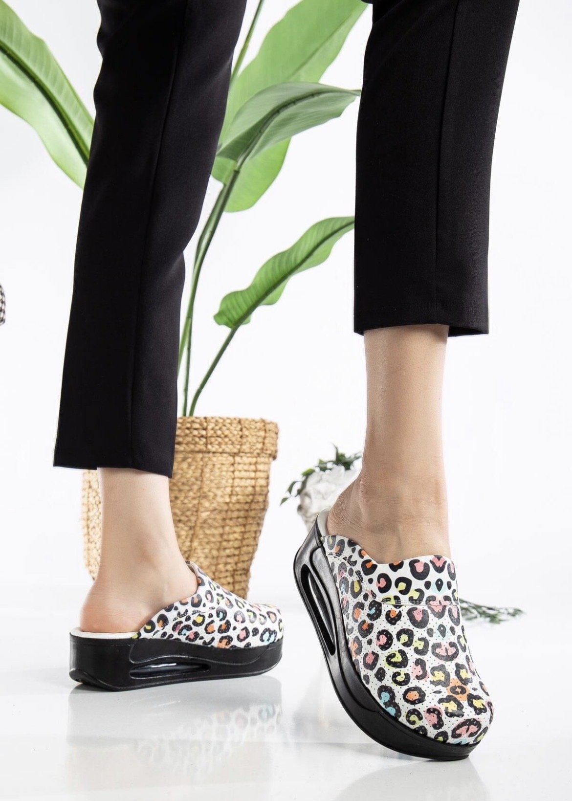 Siyah Tabanlı Renkli Ortopedik Terlik